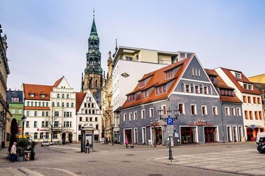 Marktplatz in Zwickau mit historischen Gebäuden und Dom im Hintergrund.